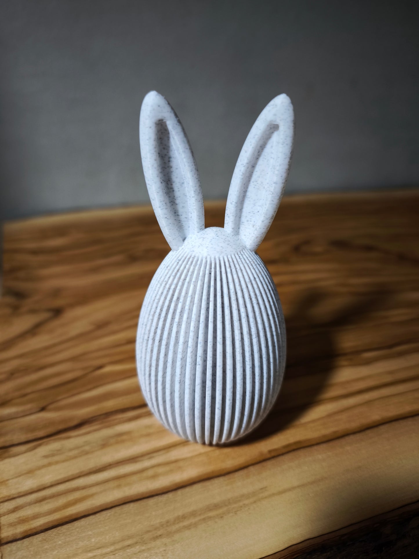 Osterei mit Hasenohren – Moderne Osterdekoration für Zuhause und Büro