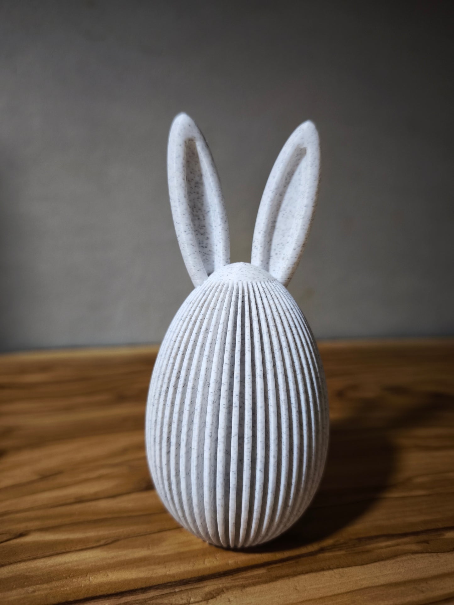 Osterei mit Hasenohren – Moderne Osterdekoration für Zuhause und Büro